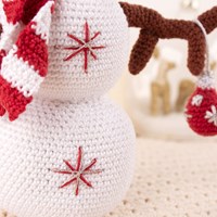 Amigurumi Festival Kerst: Sneeuwpop Sepp Haakpakket - Inclusief Digitaal Patroon-2